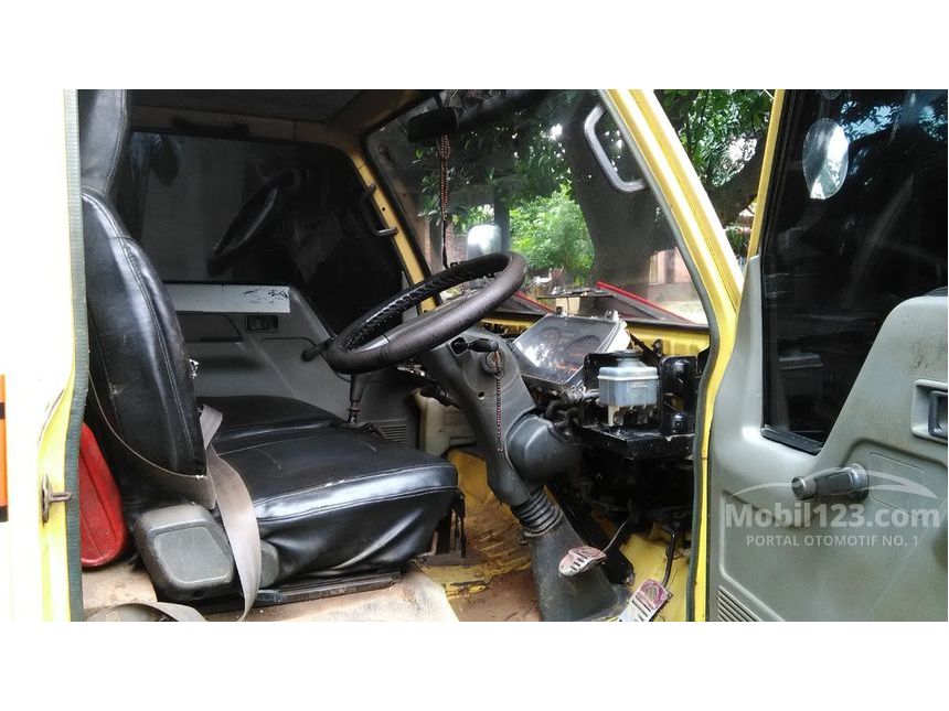 2002 Mitsubishi Colt Diesel FE 304 4 Wheel Truck