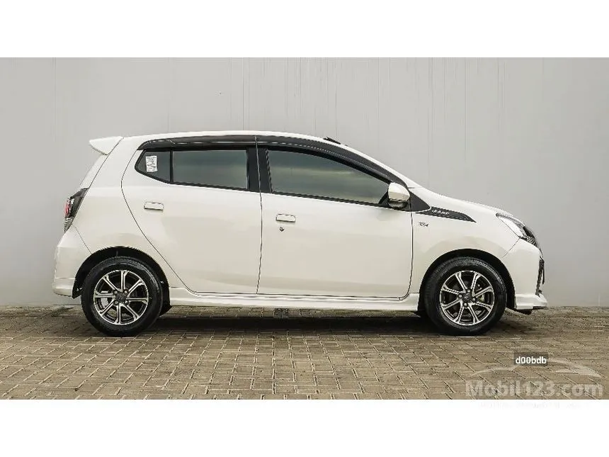 2022 Daihatsu Ayla R Deluxe Hatchback