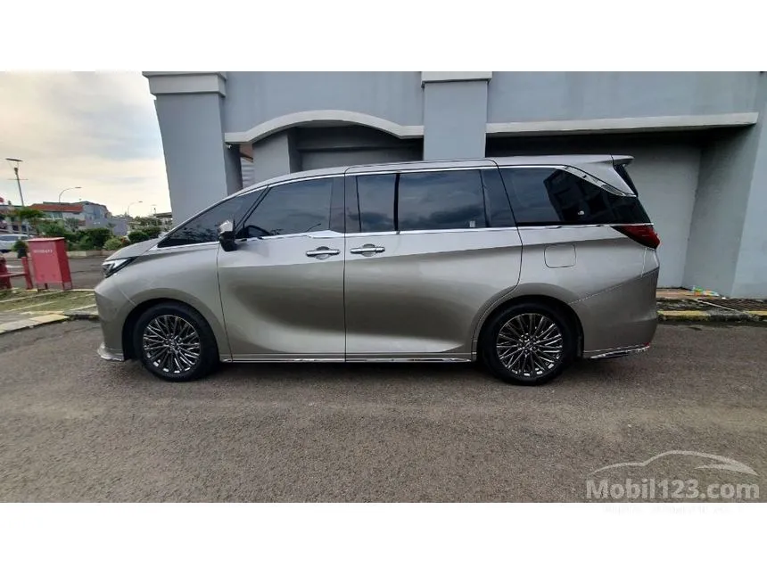 2025 Lexus LM 350 4 Seater MPV