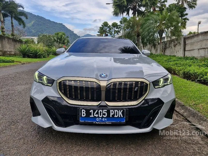 Jual Mobil BMW i5 2024 eDrive40 M Sport di DKI Jakarta Automatic Sedan Abu