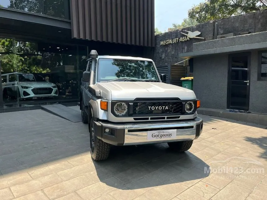 Jual Mobil Toyota Land Cruiser 2024 70 GXL 2.8 di Kalimantan Selatan Automatic SUV Silver Rp 2.150.000.000