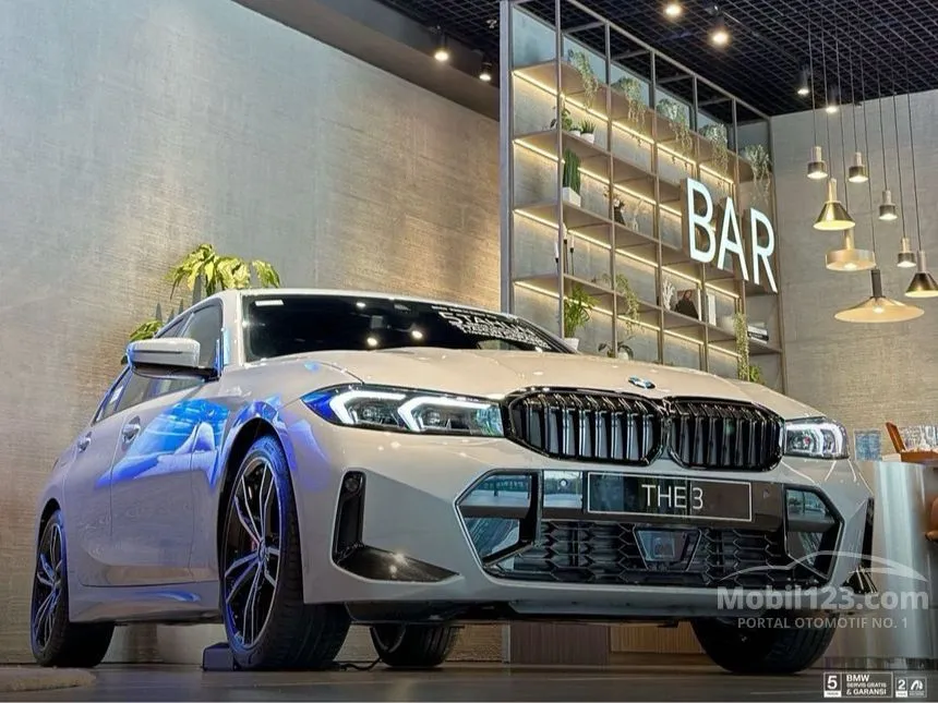 Jual Mobil BMW 330i 2024 M Sport Pro 2.0 di Banten Automatic Sedan Abu