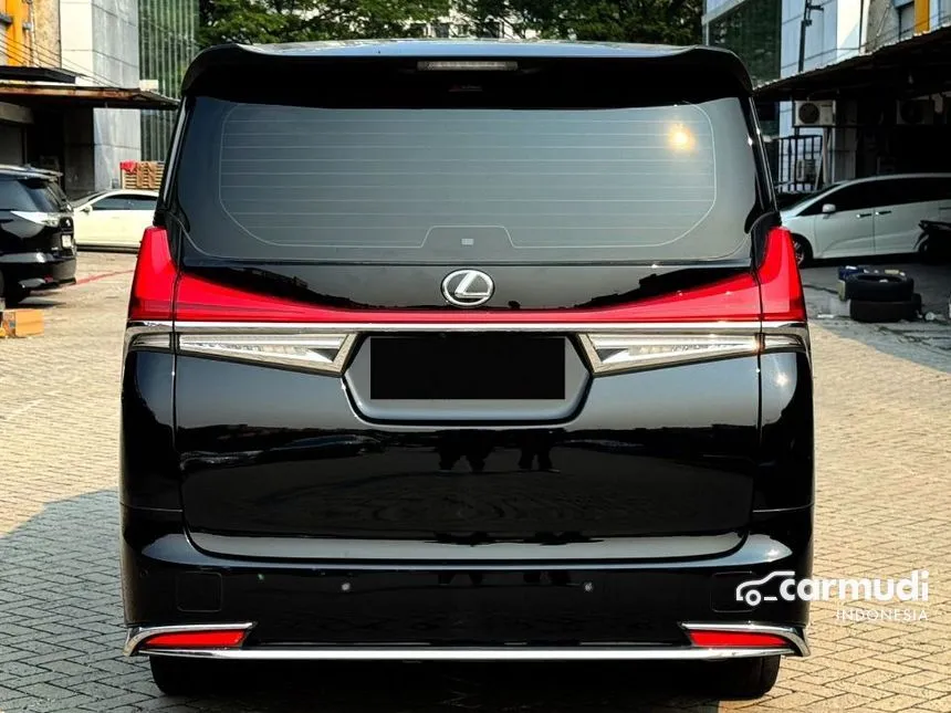 2022 Lexus LM 350 4 Seater MPV