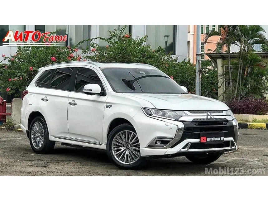 Jual Mobil Mitsubishi Outlander 2019 PHEV 2.4 di DKI Jakarta Automatic Wagon Putih Rp 485.000.000