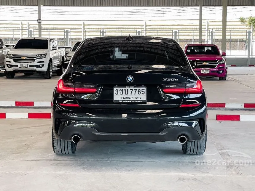 2022 BMW 330e M Sport Sedan
