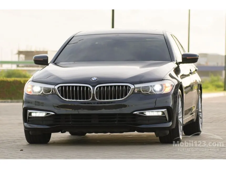 2018 BMW 530i Luxury Sedan