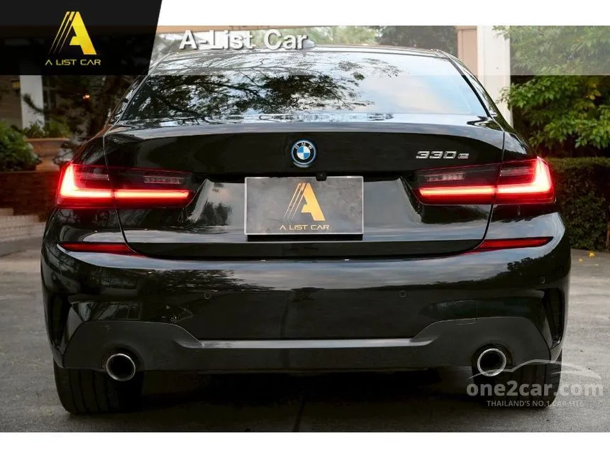 2022 BMW 330e M Sport Sedan