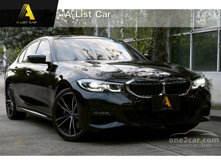 2022 BMW 330e M Sport Sedan