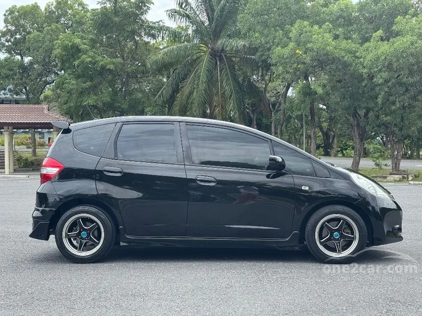 2011 Honda JAZZ V Hatchback