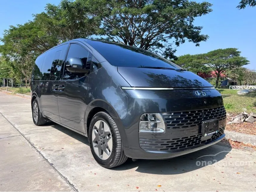 2022 Hyundai Staria SEL Van