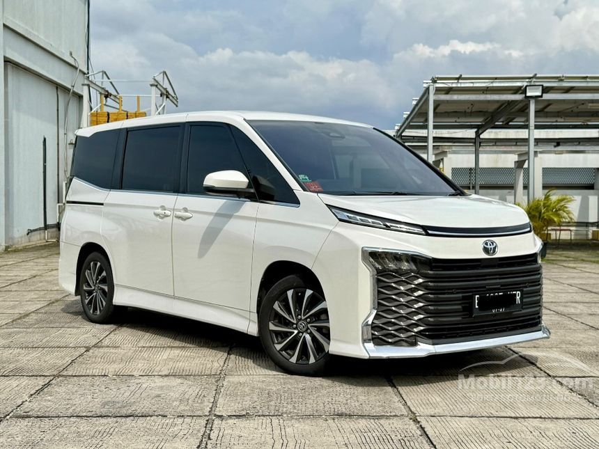 Jual Mobil Toyota Voxy 2022 (Premium Color) 2.0 di Banten Automatic MPV ...