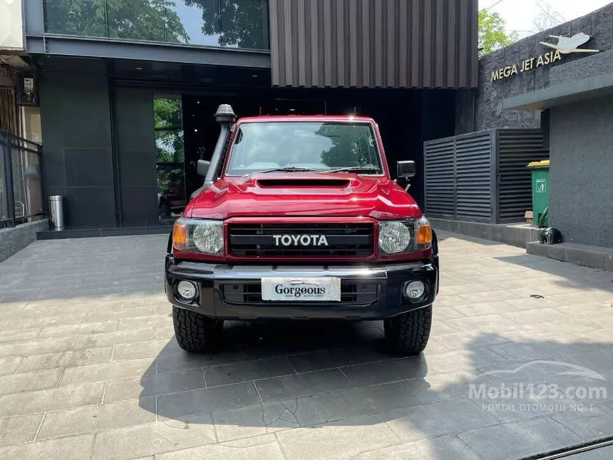 Jual Mobil Toyota Land Cruiser 2023 70 GXL 4.5 di Sumatera Selatan Manual SUV Marun Rp 2.850.000.000