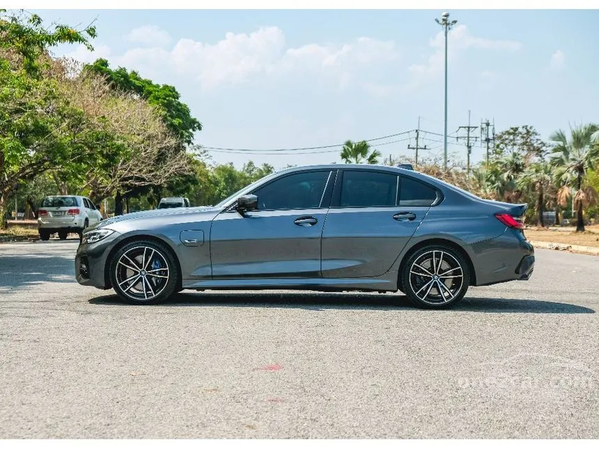 2022 BMW 330e M Sport Sedan