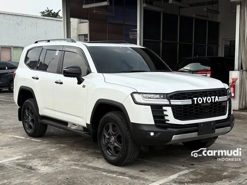 2025 Toyota Land Cruiser 300 GR-S 4X4 (Premium Colour) SUV