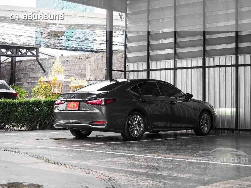 2022 Lexus ES300h Grand Luxury Sedan