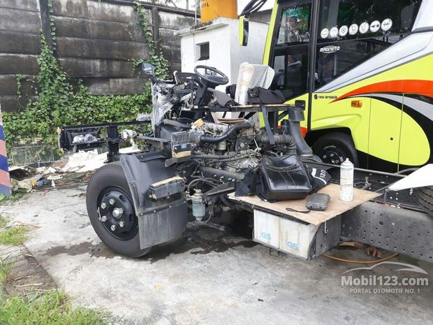  Isuzu  Elf  NQR 71 Mobil Bekas  Baru dijual di Indonesia 