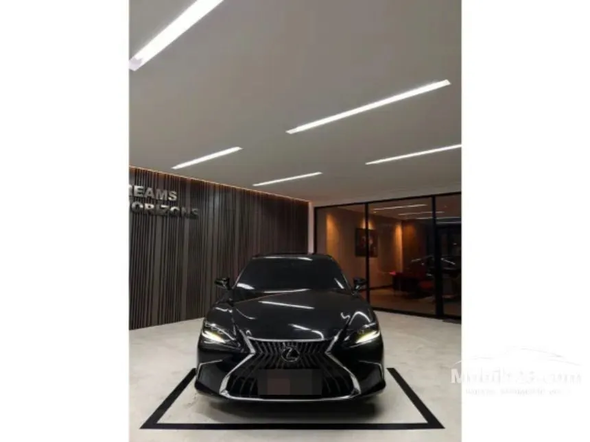 2023 Lexus ES 300h Ultra Luxury Sedan
