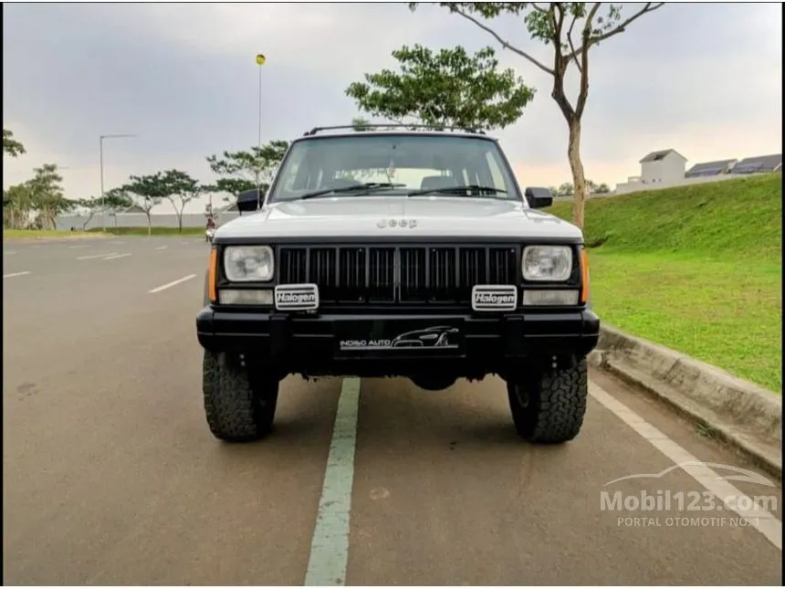 Jual Mobil Jeep Cherokee 1997 4.0 Manual 4.0 di Jawa Barat Manual Jeep Putih Rp 275.000.000