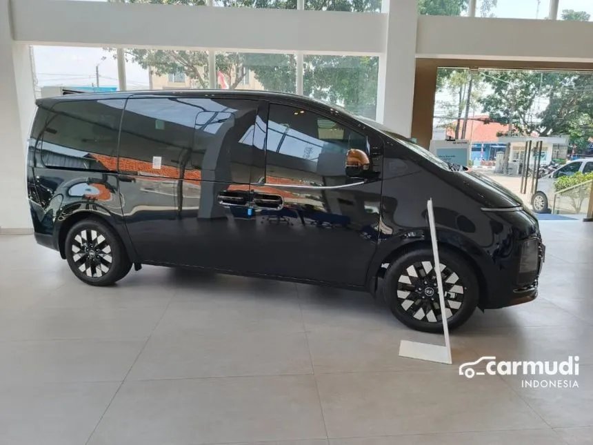 Jual Mobil Hyundai Staria 2024 Signature 7 2.2 di DKI Jakarta Automatic Wagon Hitam Rp 1.025.500.000