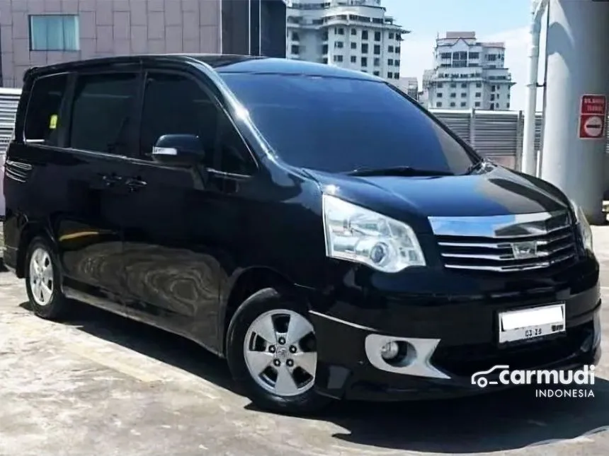 2013 Toyota NAV1 V Luxury MPV