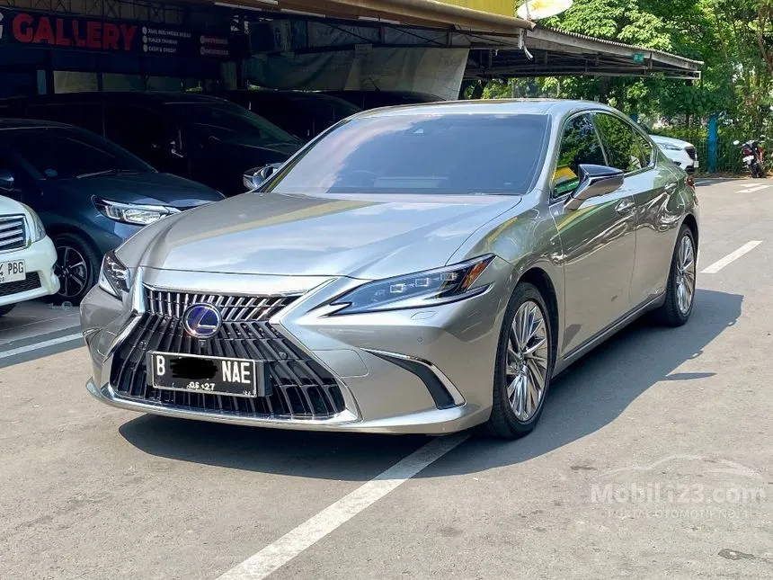 2022 Lexus ES 300h Ultra Luxury Sedan