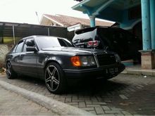 1988 Mercedes-Benz 300E 3.0 Sedan