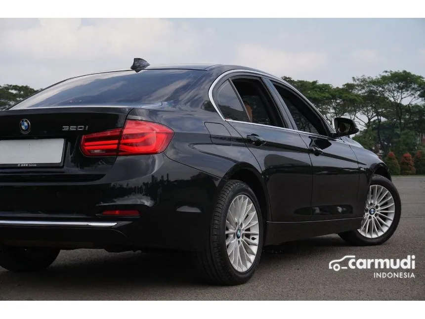 2018 BMW 320i Luxury Sedan