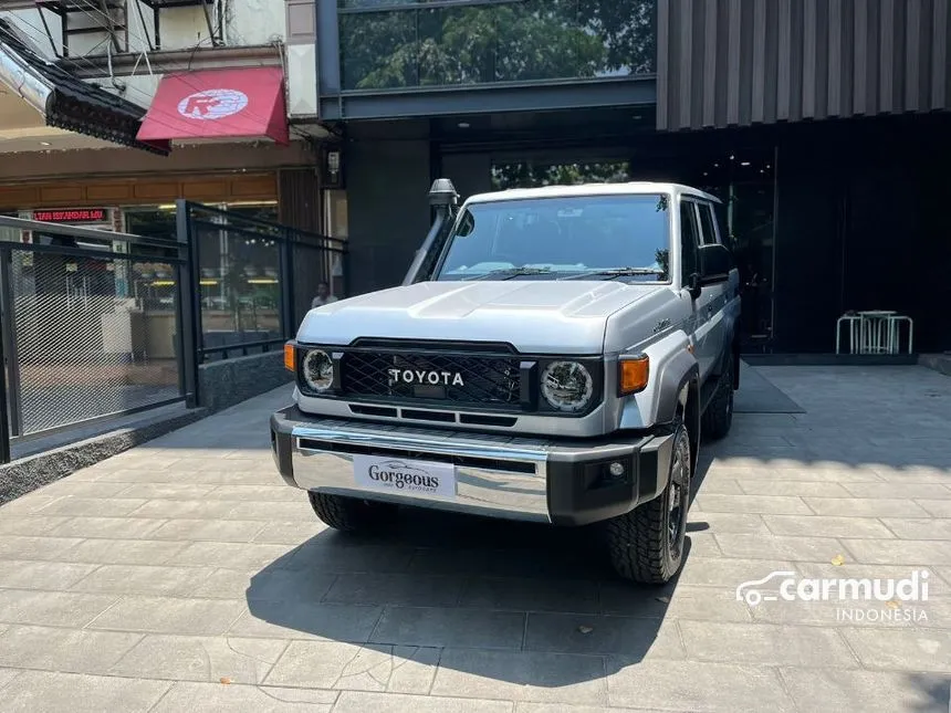 Jual Mobil Toyota Land Cruiser 2024 70 GXL 2.8 di Banten Automatic SUV Silver Rp 2.150.000.000