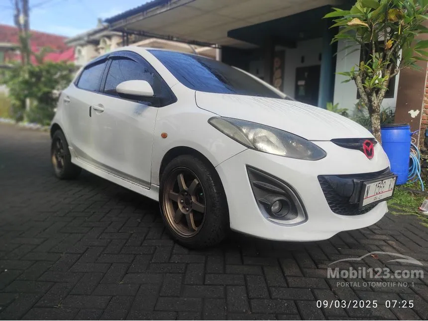 Jual Mobil Mazda 2 2010 R 1.5 di Jawa Timur Automatic Hatchback Putih Rp 90.000.000