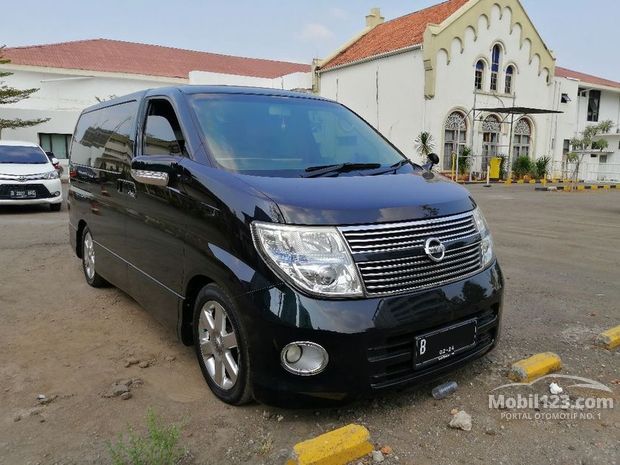 Nissan Elgrand Mobil  bekas  dijual  di Jabodetabek  