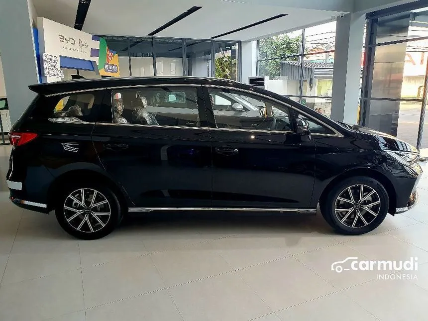 2025 BYD M6 EV Superior Captain Wagon