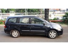 2010 Nissan Grand Livina 1.5 XV MPV, mobil ini cocok sekali digunakan berpergian dengan penumpang yang banyak, sangat nyaman, jika bosan diperjalanan bisa nonton di video playernya