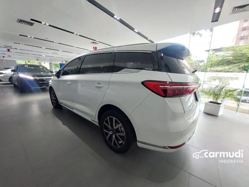 2024 BYD M6 EV Standard Wagon