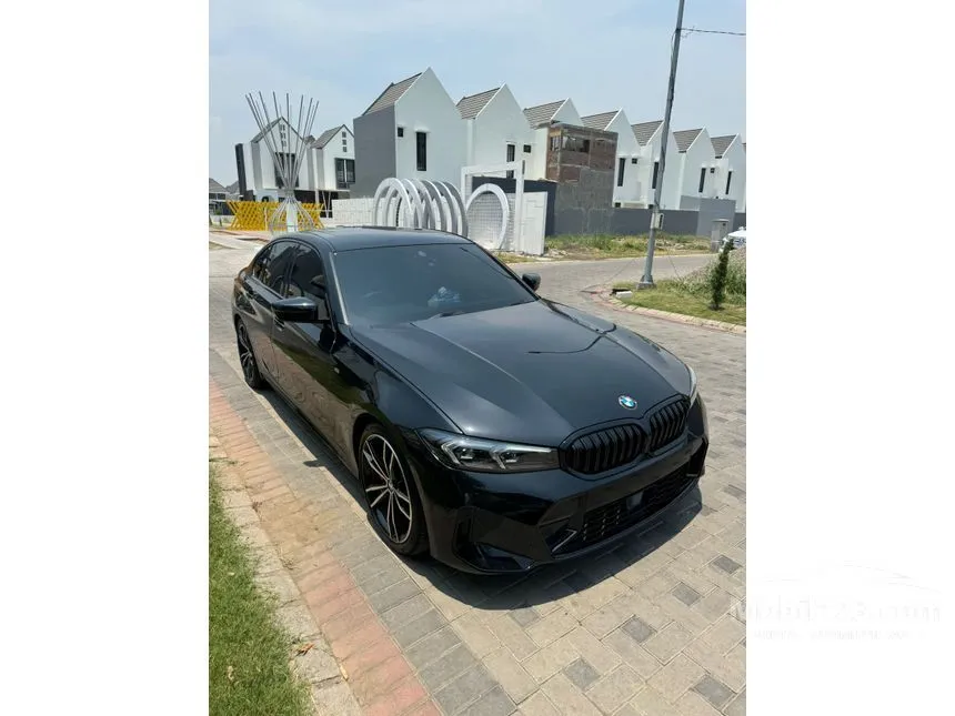 Jual Mobil BMW 330i 2024 M Sport Pro 2.0 di Jawa Timur Automatic Sedan Hitam Rp 1.100.000.000