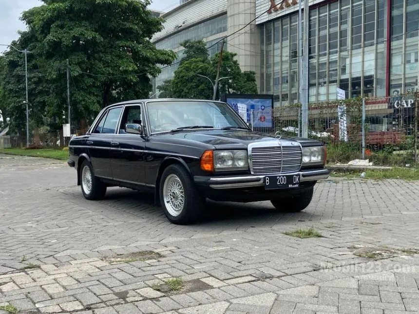 1985 Mercedes-Benz 200 Sedan