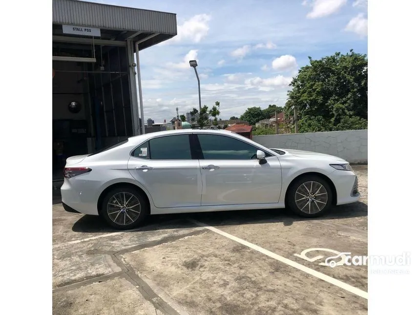 2024 Toyota Camry V Sedan