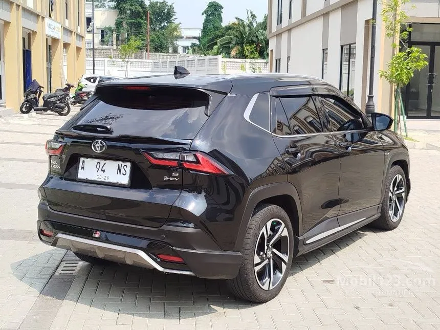 2023 Toyota Yaris Cross S HV SUV