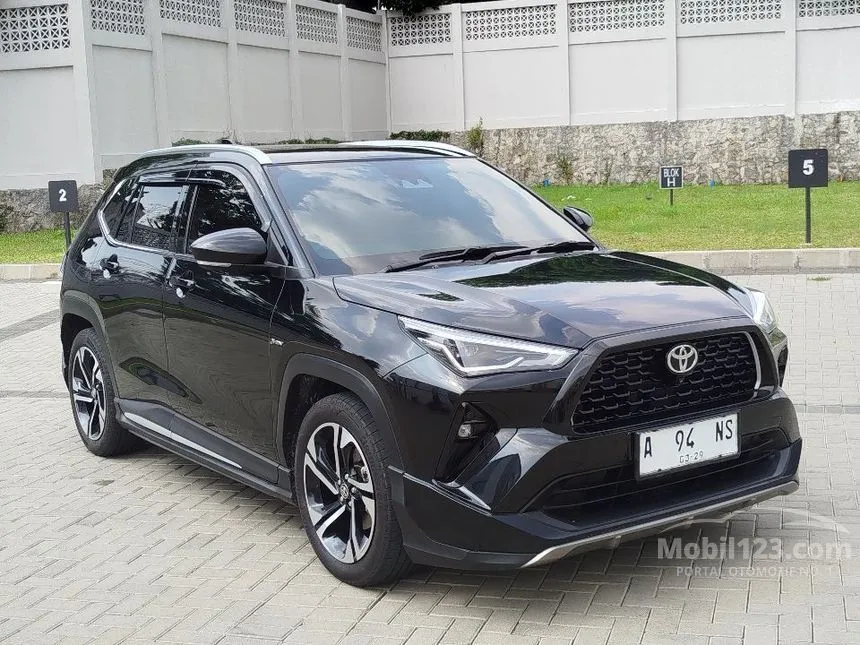 2023 Toyota Yaris Cross S HV SUV