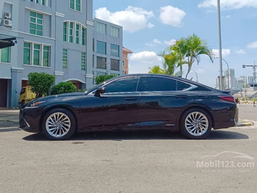 2021 Lexus ES 300h Ultra Luxury Sedan