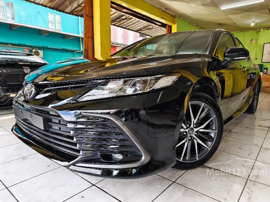 2022 Toyota Camry V (Premium Color) Sedan