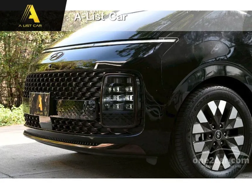 2024 Hyundai Staria Premium with sunroof Van