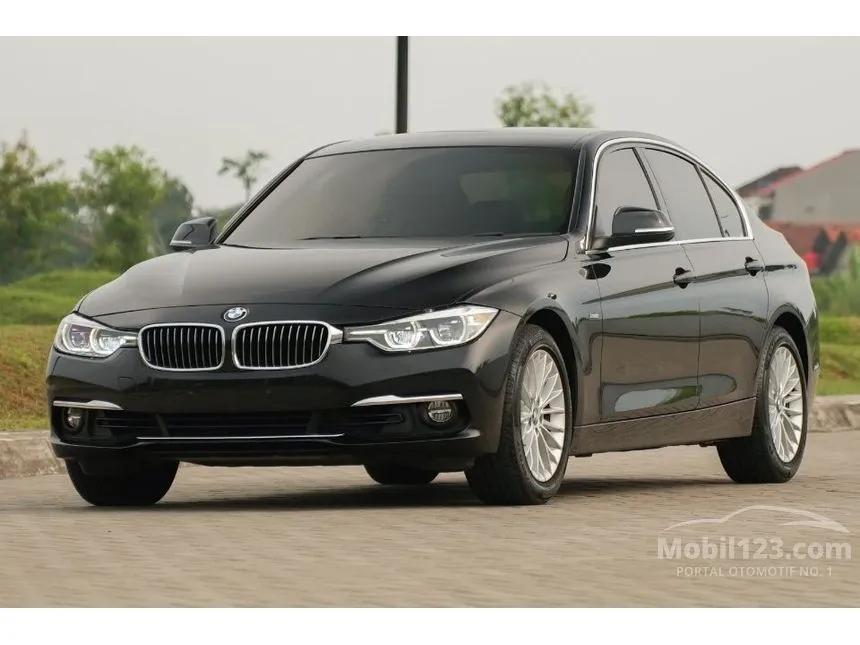 2018 BMW 320i Luxury Sedan