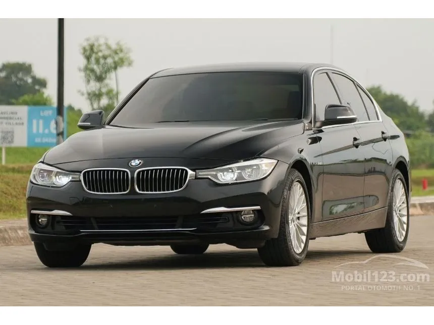 2018 BMW 320i Luxury Sedan