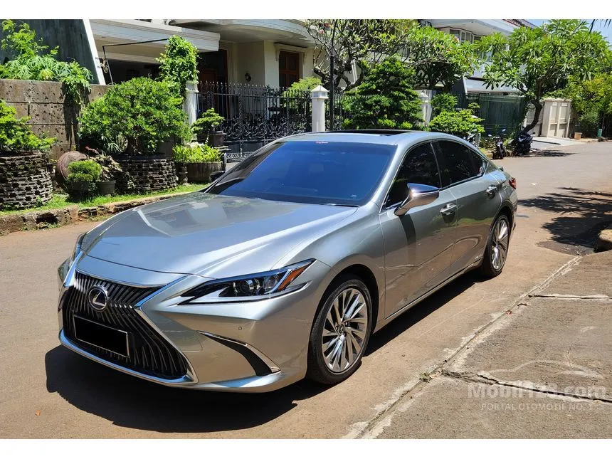 Jual Mobil Lexus ES 300h 2021 Ultra Luxury 2.5 di DKI Jakarta Automatic Sedan Abu