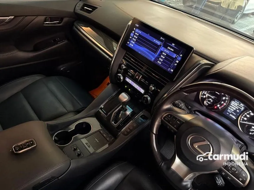 2022 Lexus LM 350 7 Seater MPV