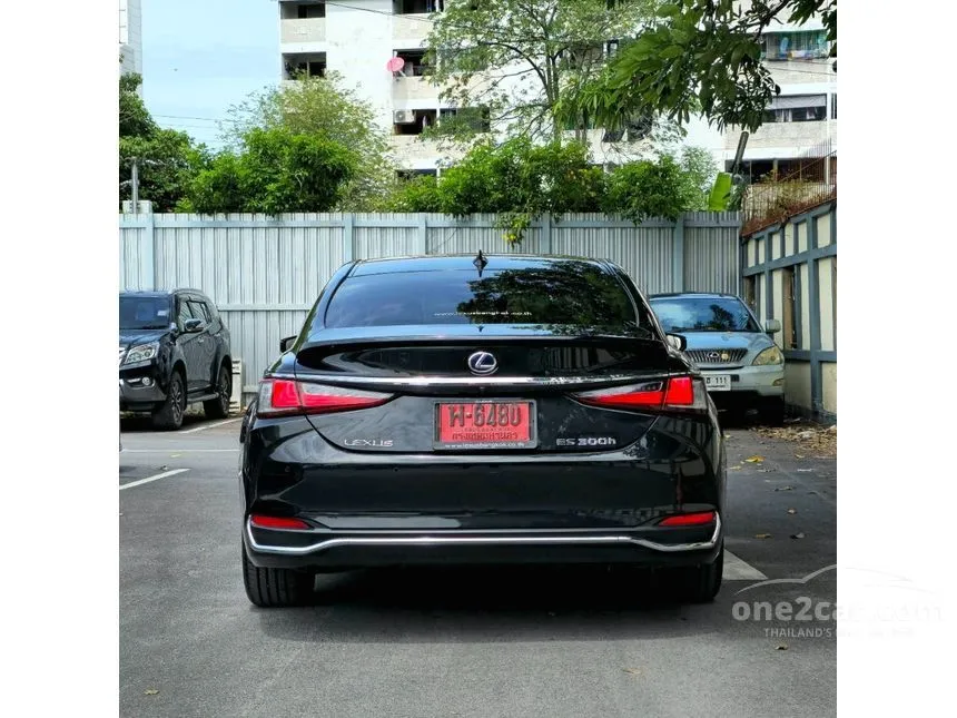 2021 Lexus ES300h Grand Luxury Sedan