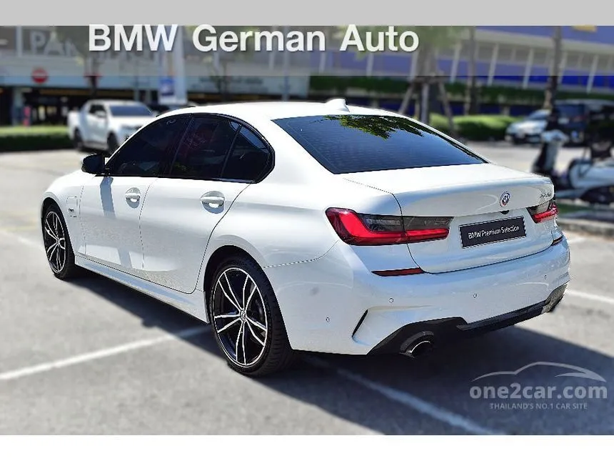 2022 BMW 330e M Sport Sedan