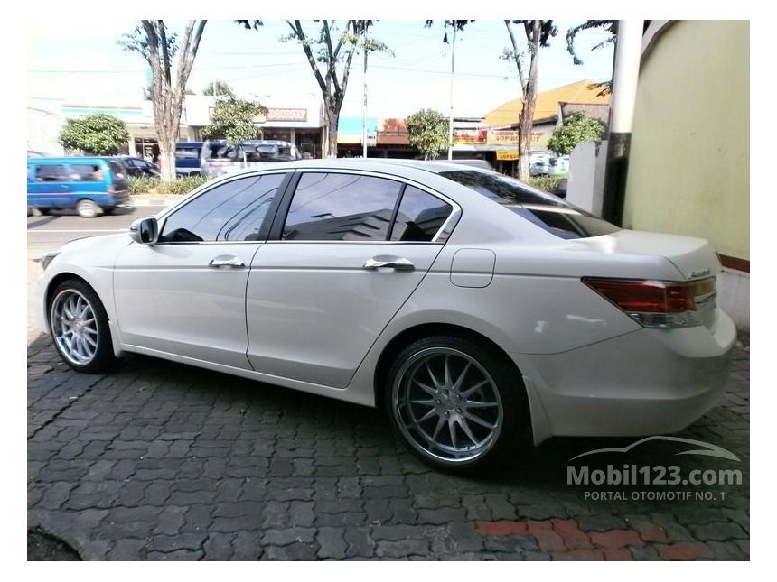 Foto Mobil  Sedan Putih  Rommy Car