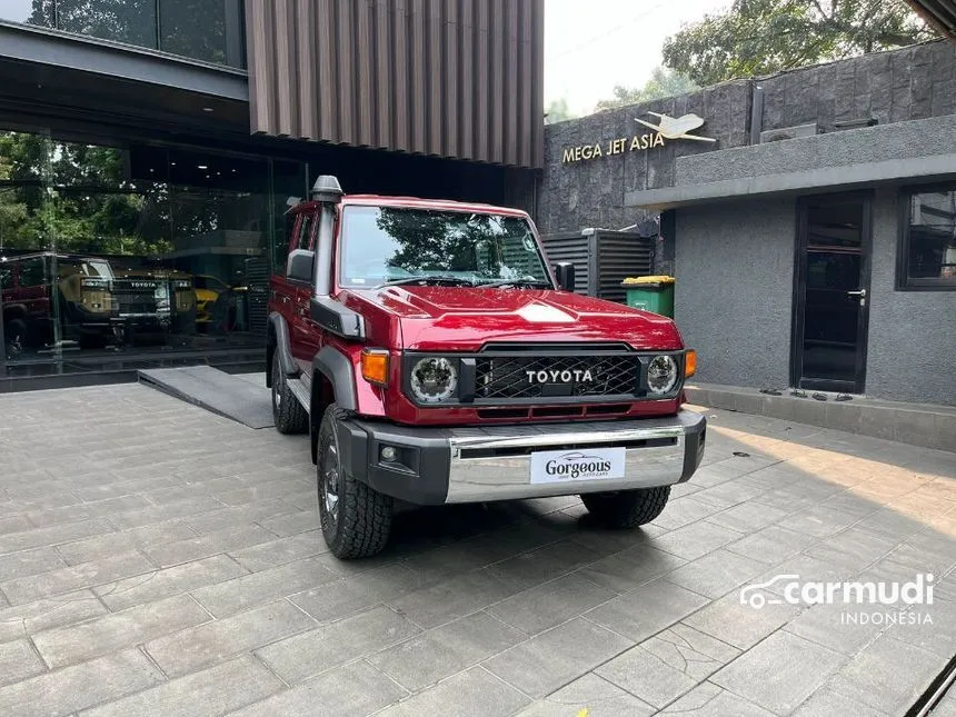 Jual Mobil Toyota Land Cruiser 2024 70 GXL 2.8 di Kalimantan Timur Automatic SUV Merah Rp 2.150.000.000