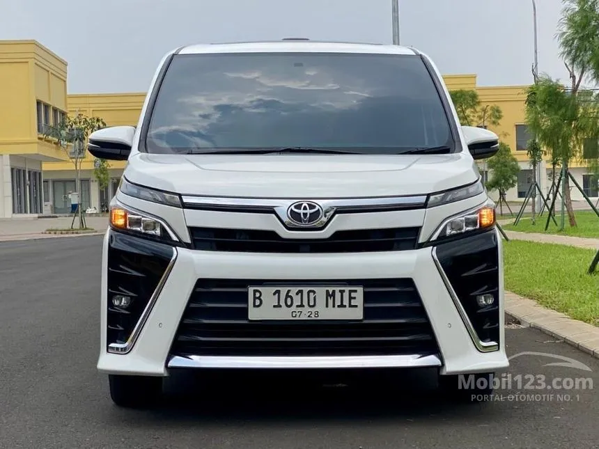 Jual Mobil Toyota Voxy 2018 2.0 di Banten Automatic Wagon Putih Rp 305.000.000